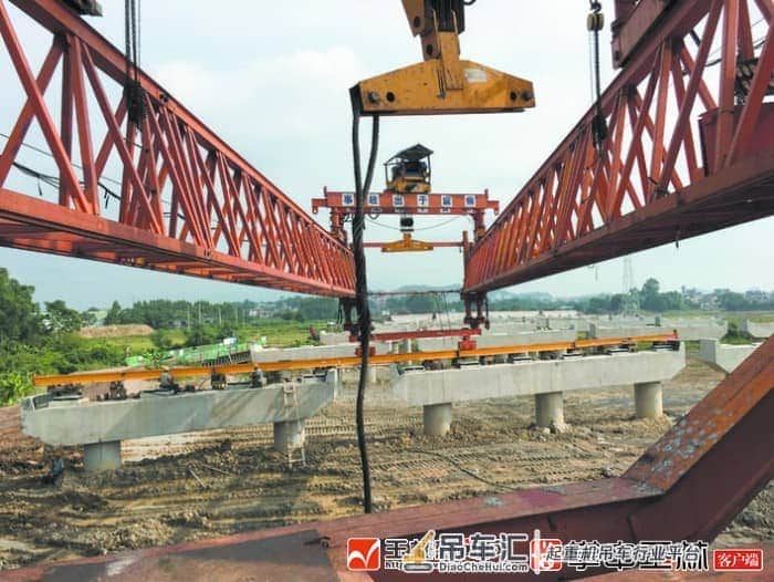 玉林二环西路清湾江大桥吊装箱梁,预计今年底全线贯通