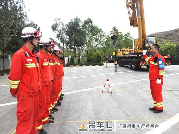 天水清障救援一大队开展“六熟悉”吊车操作专项训练