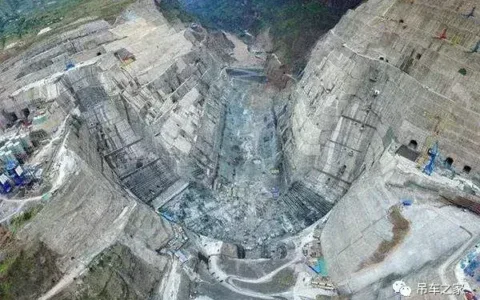 刺激！50吨的汽车吊如何征服基建狂魔？堪比科幻大片