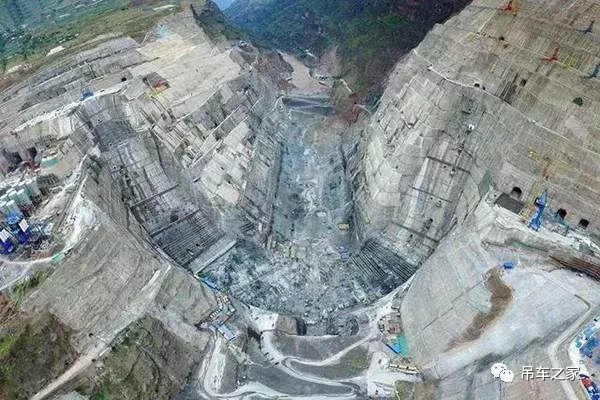 刺激！50吨的汽车吊如何征服基建狂魔？堪比科幻大片