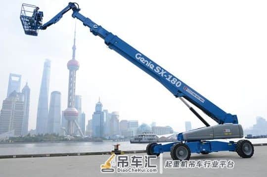 两台伸缩臂高空作业平台同起重机共同作业,进行高精度拆除任务