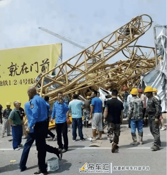 大连塔吊事故致司机不幸身亡 网友：塔吊为什么会突然倒塌