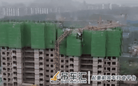 7月17日塔吊又倒塌了！郑州一工地塔吊倒塌，塔吊倒塌怎么自救？