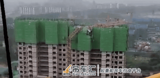 7月17日塔吊又倒塌了！郑州一工地塔吊倒塌，塔吊倒塌怎么自救？