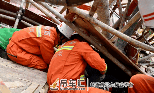 7月17日塔吊又倒塌了！郑州一工地塔吊倒塌，塔吊倒塌怎么自救？