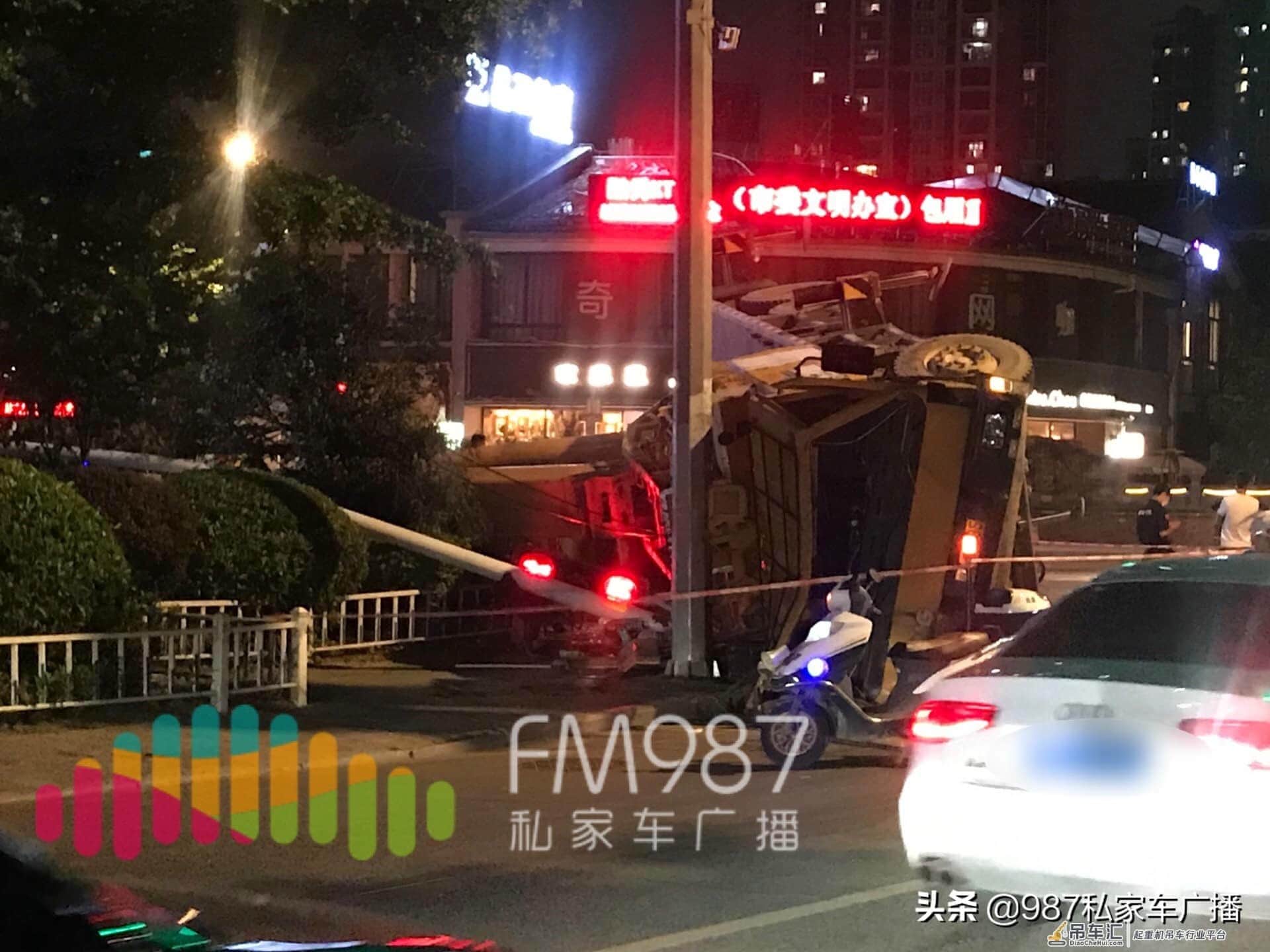 突发:福州五四北,一部大吊车侧翻,压倒过街信号灯……
