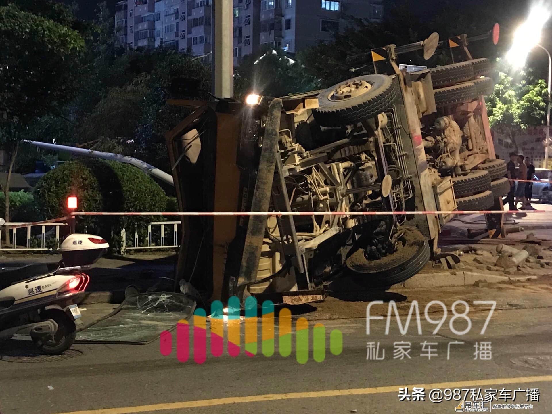 突发:福州五四北,一部大吊车侧翻,压倒过街信号灯……