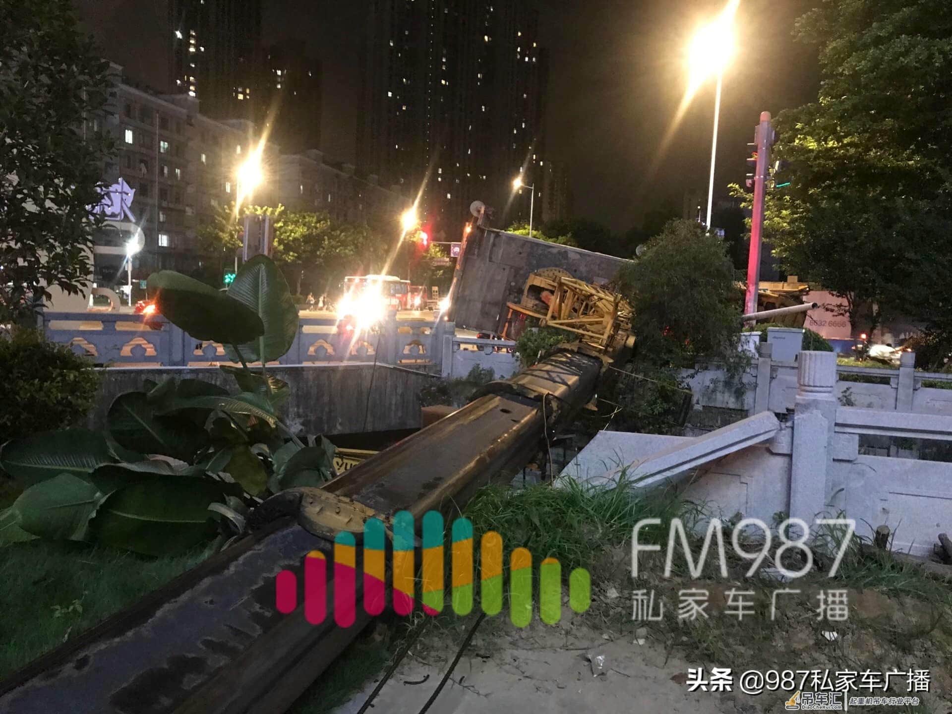 突发:福州五四北,一部大吊车侧翻,压倒过街信号灯……