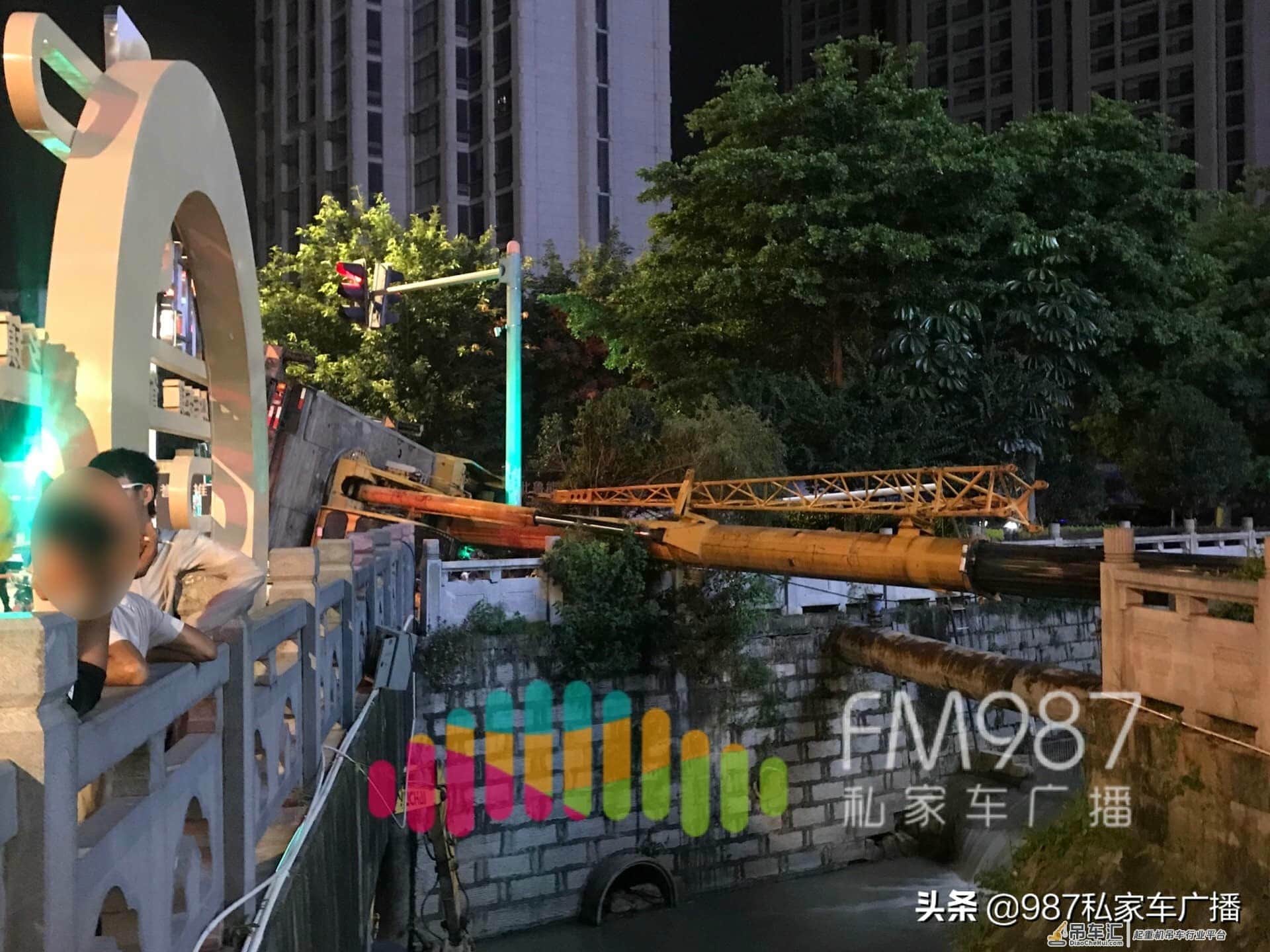 突发:福州五四北,一部大吊车侧翻,压倒过街信号灯……