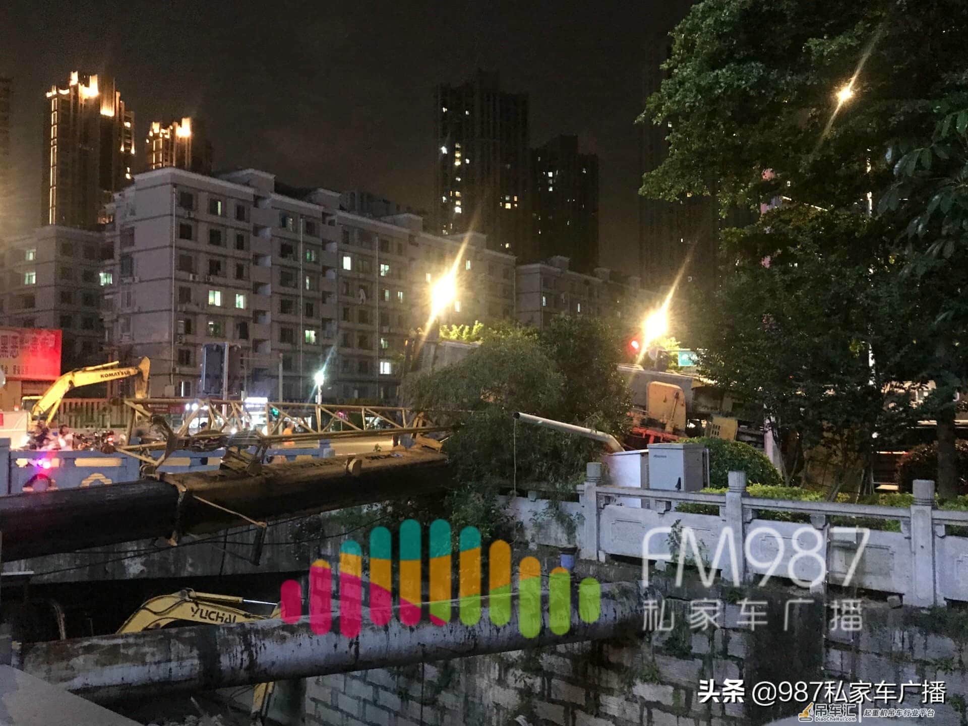 突发:福州五四北,一部大吊车侧翻,压倒过街信号灯……