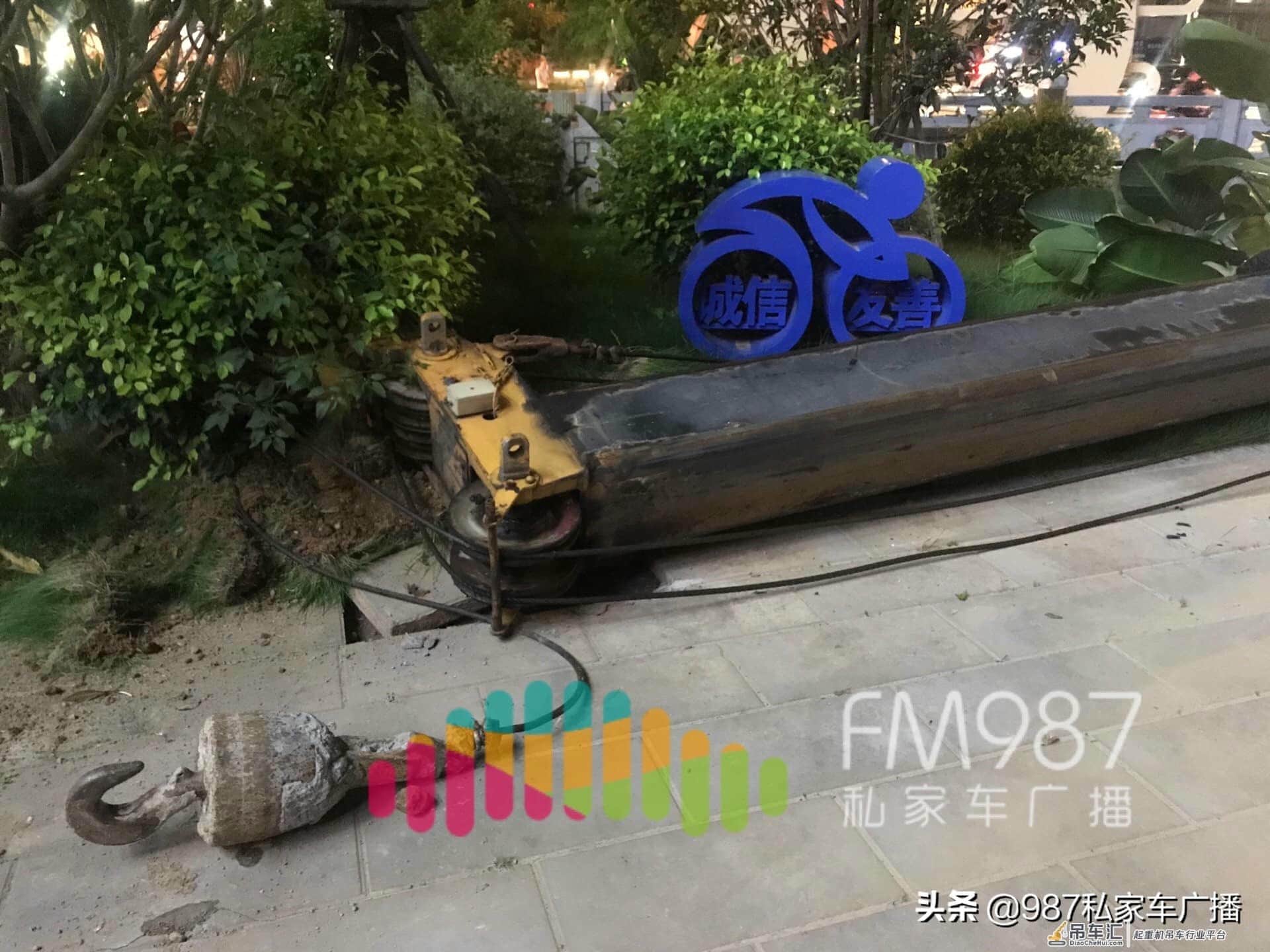 突发:福州五四北,一部大吊车侧翻,压倒过街信号灯……
