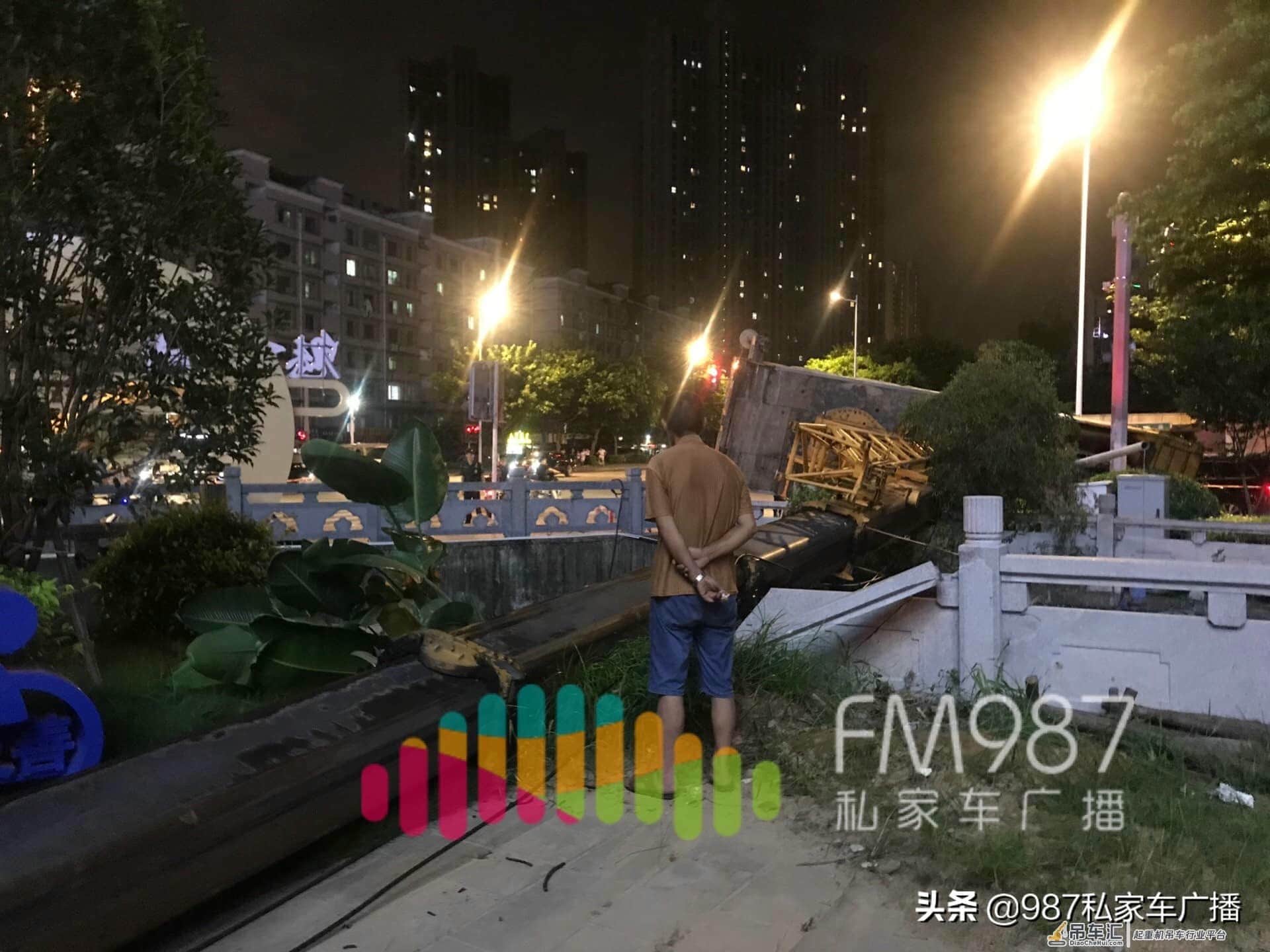 突发:福州五四北,一部大吊车侧翻,压倒过街信号灯……