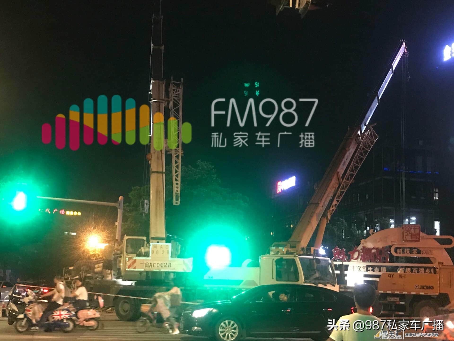突发:福州五四北,一部大吊车侧翻,压倒过街信号灯……