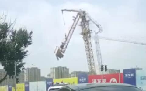 仅仅10秒！大连一工地塔吊突然倒塌 像折纸一样从高空坠下