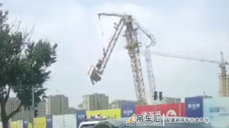 仅仅10秒!大连一工地塔吊突然倒塌 像折纸一样从高空坠下