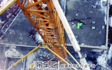 塔吊司机如何在高空作业时解决吃饭和上厕所问题？