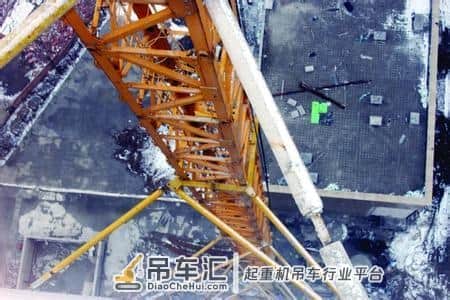 塔吊司机如何在高空作业时解决吃饭和上厕所问题？