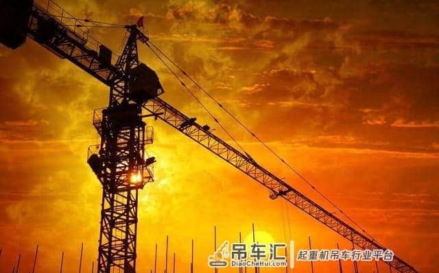 塔吊司机如何在高空作业时解决吃饭和上厕所问题?