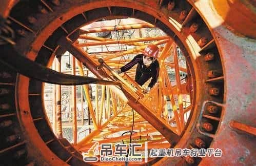 塔吊司机如何在高空作业时解决吃饭和上厕所问题?