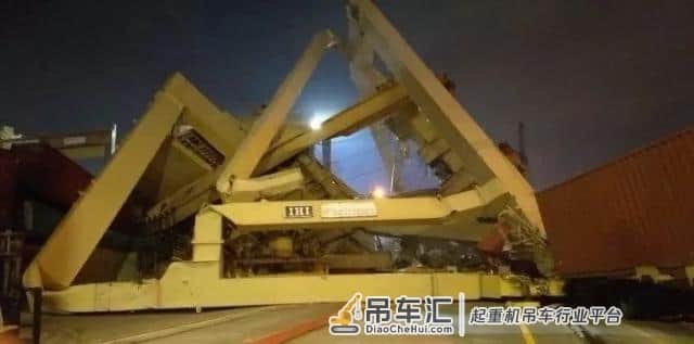 集装箱船撞塌码头吊机!事发印尼三宝垄港,涉多家船公司