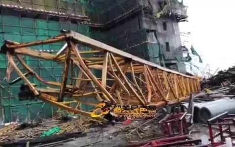 广东一工地塔吊吊臂断裂，致1人死亡！全市工地停工，检查持证上岗