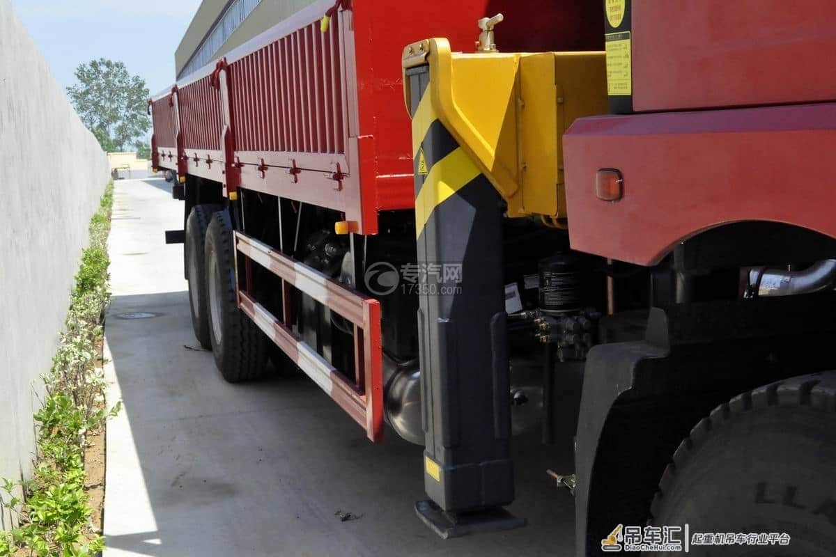 吊装运输的能手 大运风驰后双桥12吨直臂随车吊