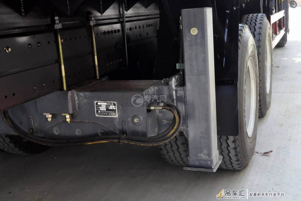 吊装运输的能手 大运风驰后双桥12吨直臂随车吊