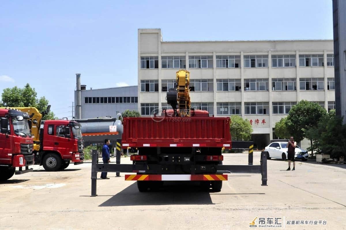 吊装运输的能手 大运风驰后双桥12吨直臂随车吊