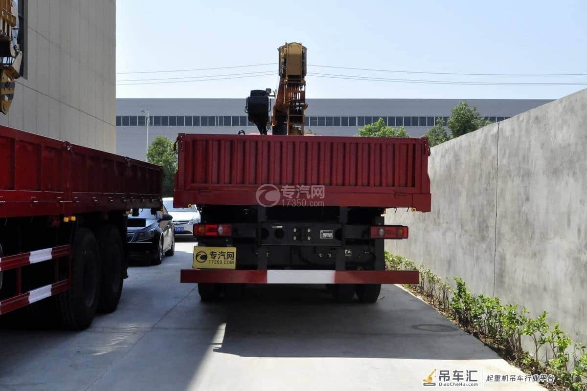 吊装运输的能手 大运风驰后双桥12吨直臂随车吊