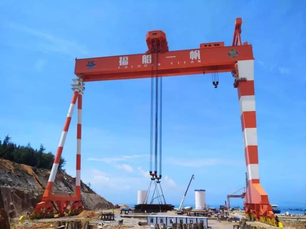 中船九院交付福建最大1200吨龙门吊