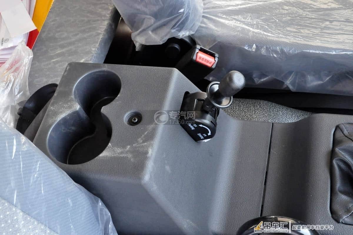 吊装运输的能手 大运风驰后双桥12吨直臂随车吊