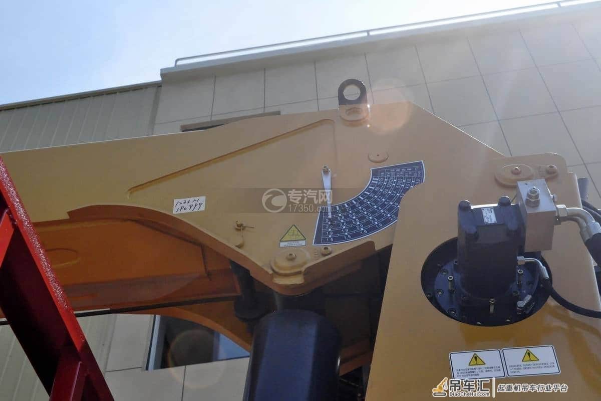 吊装运输的能手 大运风驰后双桥12吨直臂随车吊