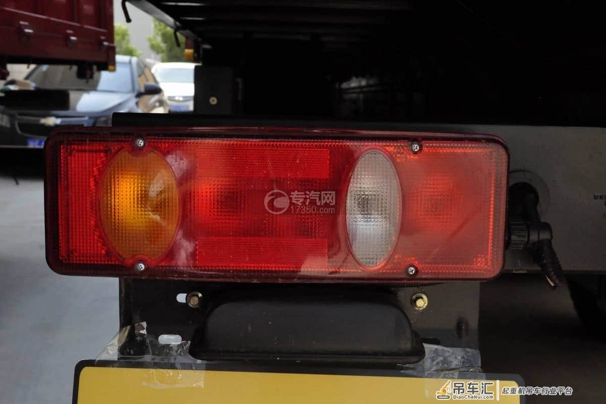 吊装运输的能手 大运风驰后双桥12吨直臂随车吊