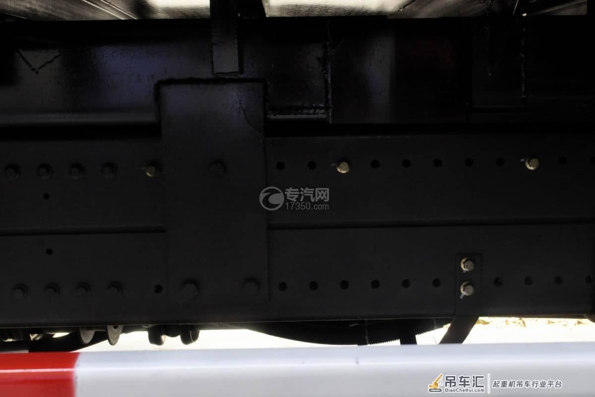 吊装运输的能手 大运风驰后双桥12吨直臂随车吊