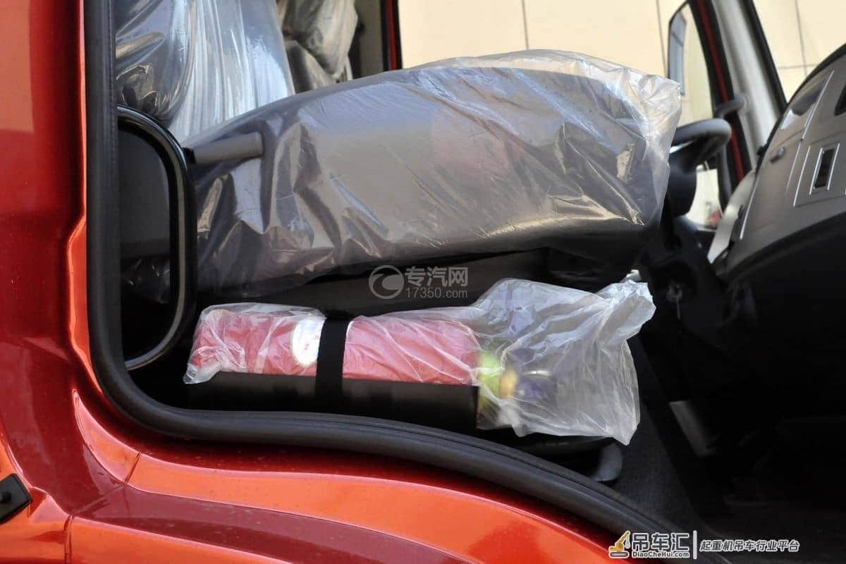 吊装运输的能手 大运风驰后双桥12吨直臂随车吊