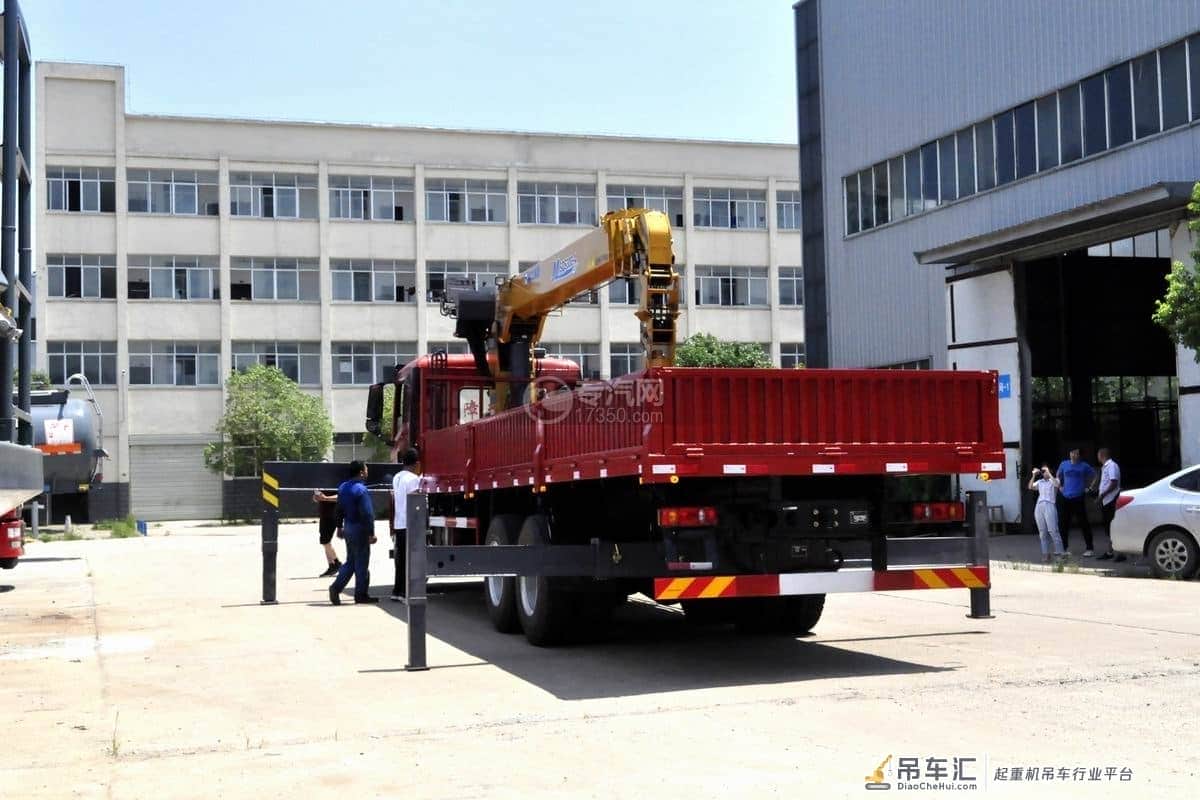吊装运输的能手 大运风驰后双桥12吨直臂随车吊