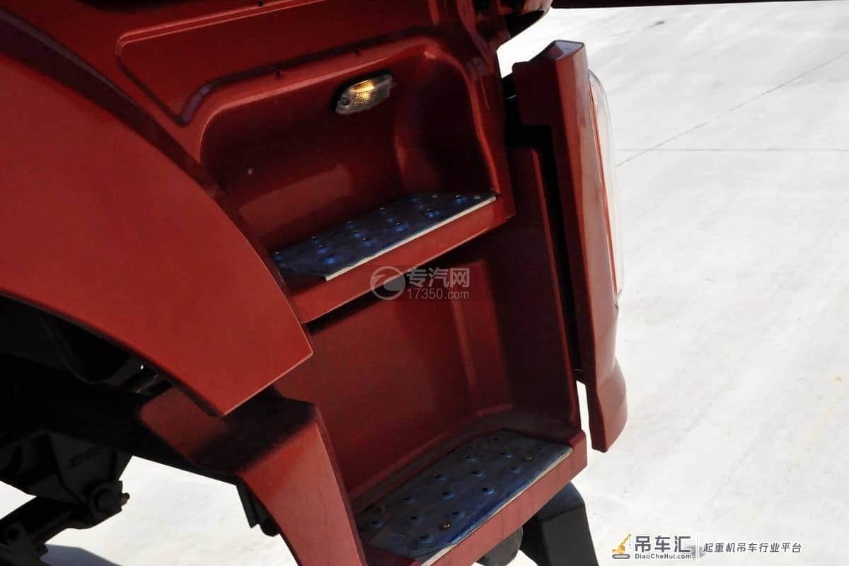 吊装运输的能手 大运风驰后双桥12吨直臂随车吊