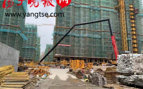 突发！镇江绿地工地吊车吊臂折断，压坏驾驶室后带倒大片设备，幸无人员伤亡