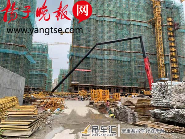 突发！镇江绿地工地吊车吊臂折断，压坏驾驶室后带倒大片设备，幸无人员伤亡
