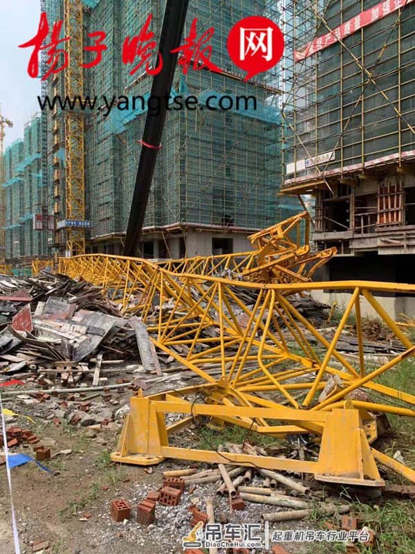 突发!镇江绿地工地吊车吊臂折断,压坏驾驶室后带倒大片设备,幸无人员伤亡