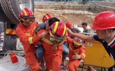 一大吊车工地旁侧翻司机被困，幸得龙岗消防营救