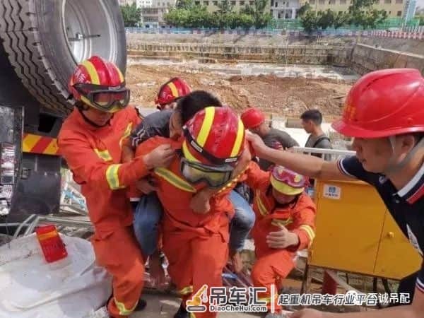 一大吊车工地旁侧翻司机被困,幸得龙岗消防营救