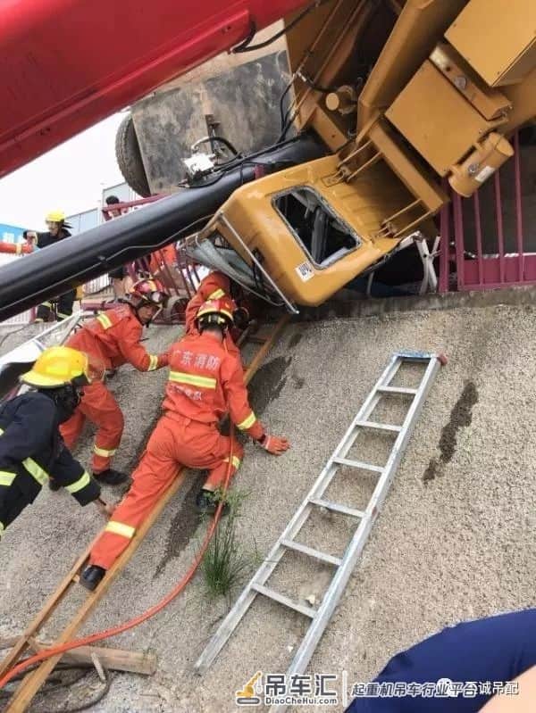 一大吊车工地旁侧翻司机被困,幸得龙岗消防营救