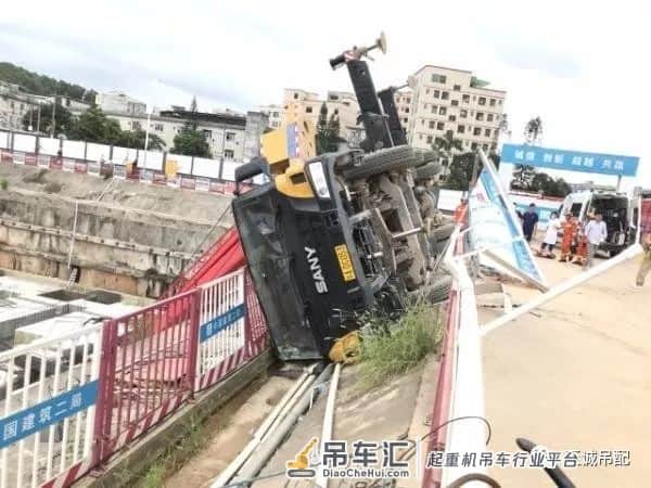 一大吊车工地旁侧翻司机被困,幸得龙岗消防营救