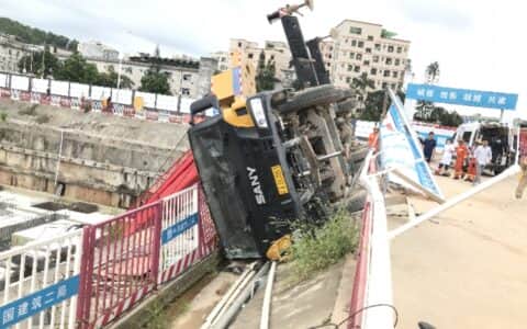 深圳一工地吊车翻车，司机脚卡在操作室无法脱身，消防破拆救出