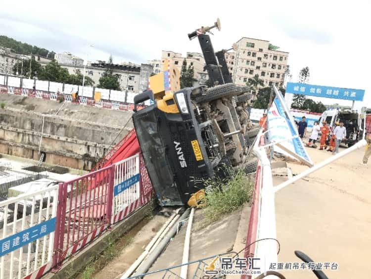 深圳一工地吊车翻车，司机脚卡在操作室无法脱身，消防破拆救出