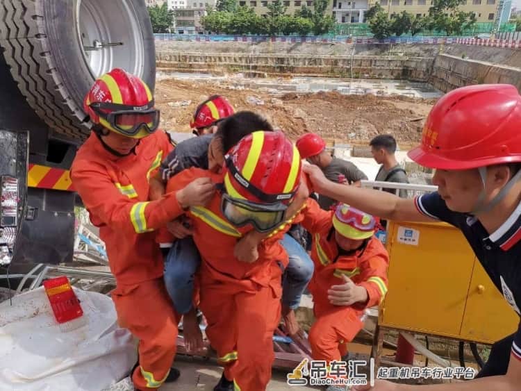 深圳一工地吊车翻车,司机脚卡在操作室无法脱身,消防破拆救出
