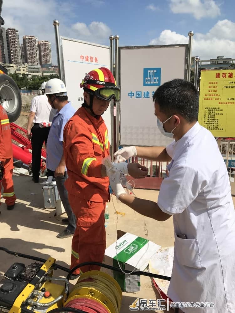 深圳一工地吊车翻车,司机脚卡在操作室无法脱身,消防破拆救出