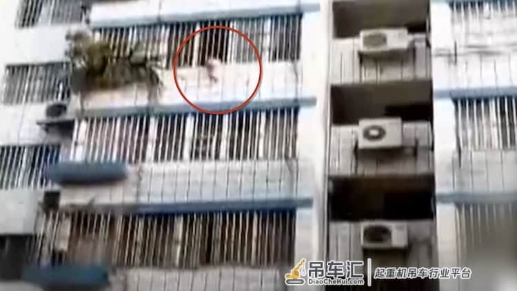 女童头卡5楼防盗窗身悬半空 他们开着吊车冲了过去……