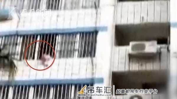 女童头卡5楼防盗窗身悬半空 他们开着吊车冲了过去……